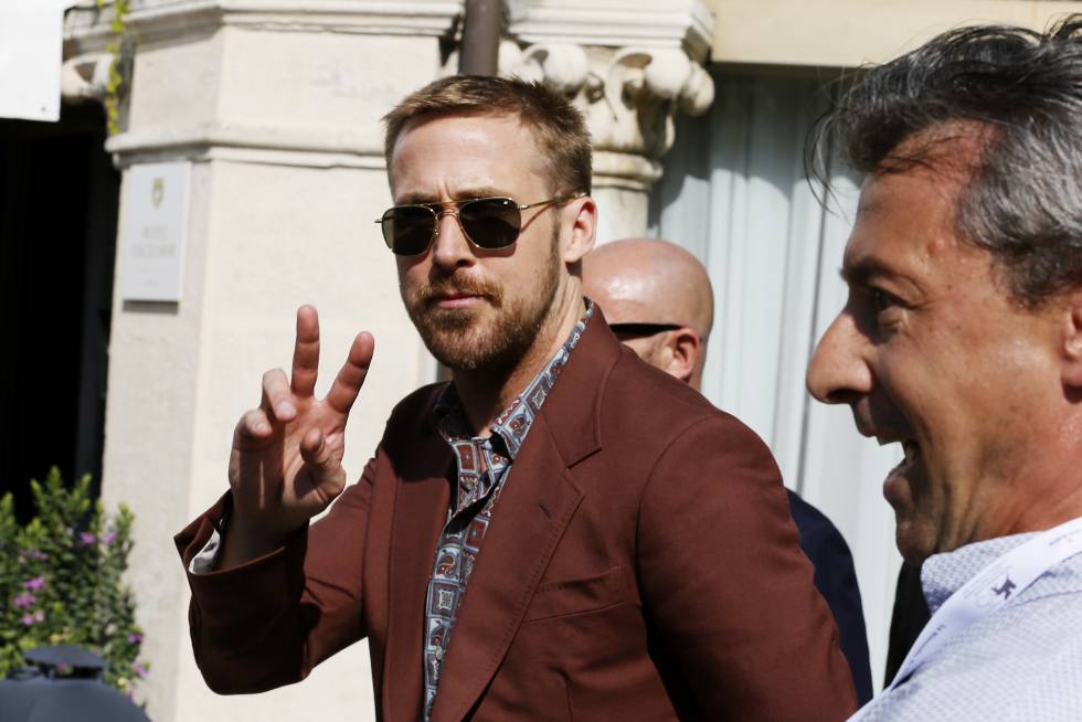 Ryan Gosling en Venecia: cómo ser el rey de la alfombra roja en ocho pasos