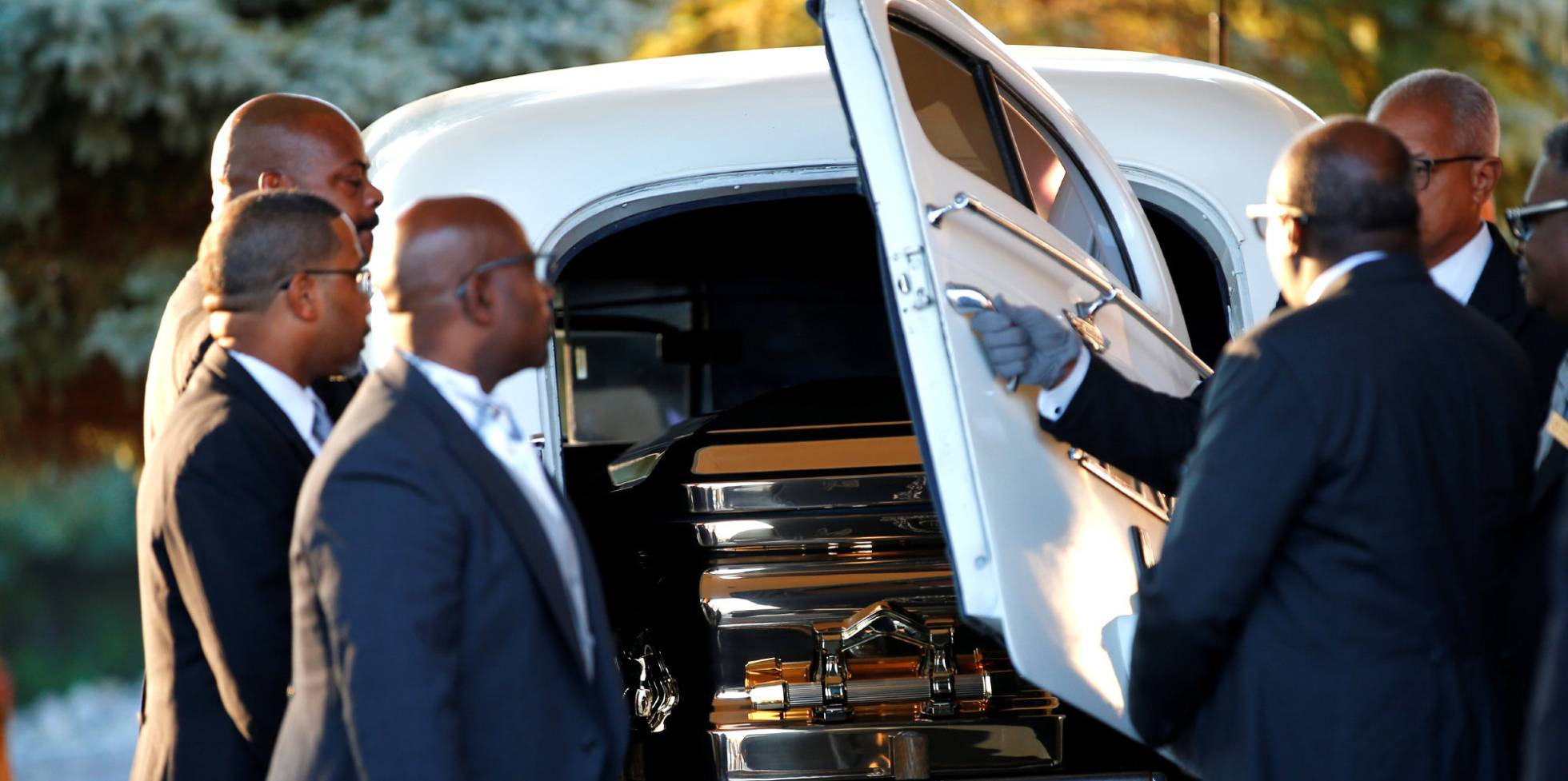 El ataúd que transporta a la difunta cantante Aretha Franklin llega al Greater Grace Temple para su funeral.