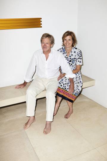 John Pawson y su mujer, Catherine, fotografiados para ICON DESIGN en una esquina de su salón, junto a una obra de Donald Judd.