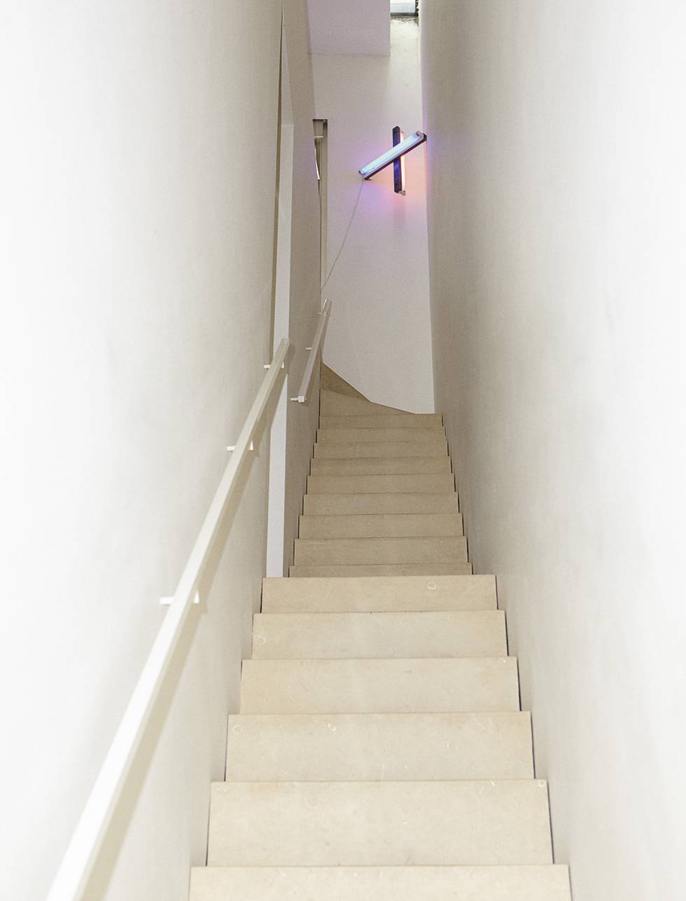 “Puedo vivir sin comprar cosas”, dice Pawson. A esta escultura de Dan Flavin no se resistió.