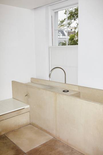En el baño, incluso los muebles son de piedra. El techo, en cambio, es de cristal.