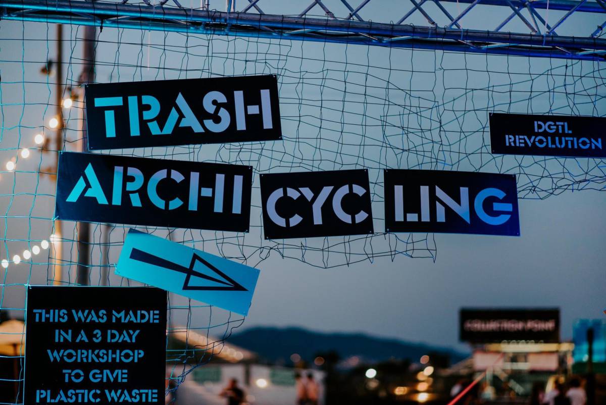 Cartel en el festival de Barcelona. En vídeo, asistentes responden un test para ver si son unos eruditos de este mundo.