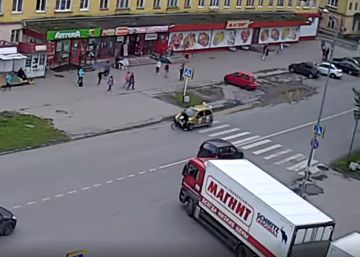 Un ciclista adolescente es arrollado por un coche en un paso de cebra
