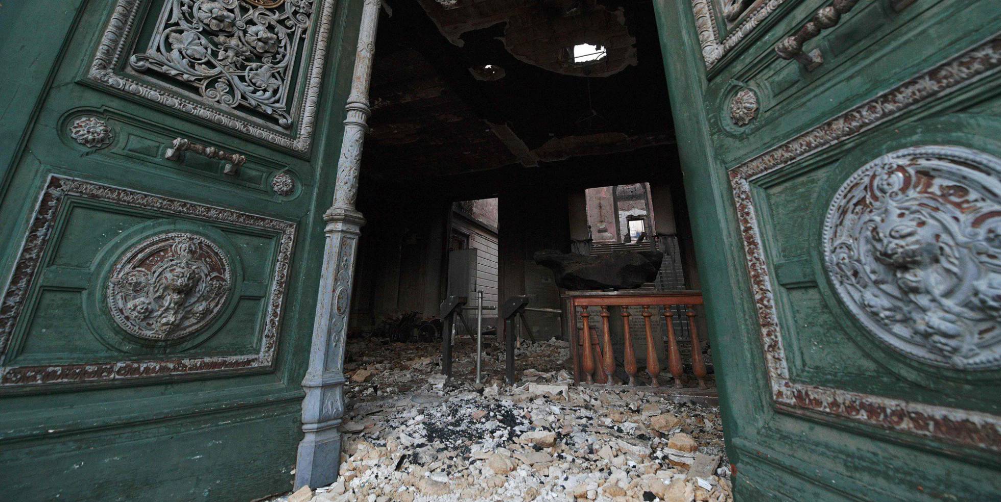 TOPSHOT - View of the entrance of Rio de Janeiro's treasured National Museum, one of Brazil's oldest, on September 3, 2018, a day after a massive fire ripped through the building. - The majestic edifice stood engulfed in flames as plumes of smoke shot into the night sky, while firefighters battled to control the blaze that erupted around 2230 GMT. Five hours later they had managed to smother much of the inferno that had torn through hundreds of rooms, but were still working to extinguish it completely, according to an AFP photographer at the scene. (Photo by CARL DE SOUZA AFP)