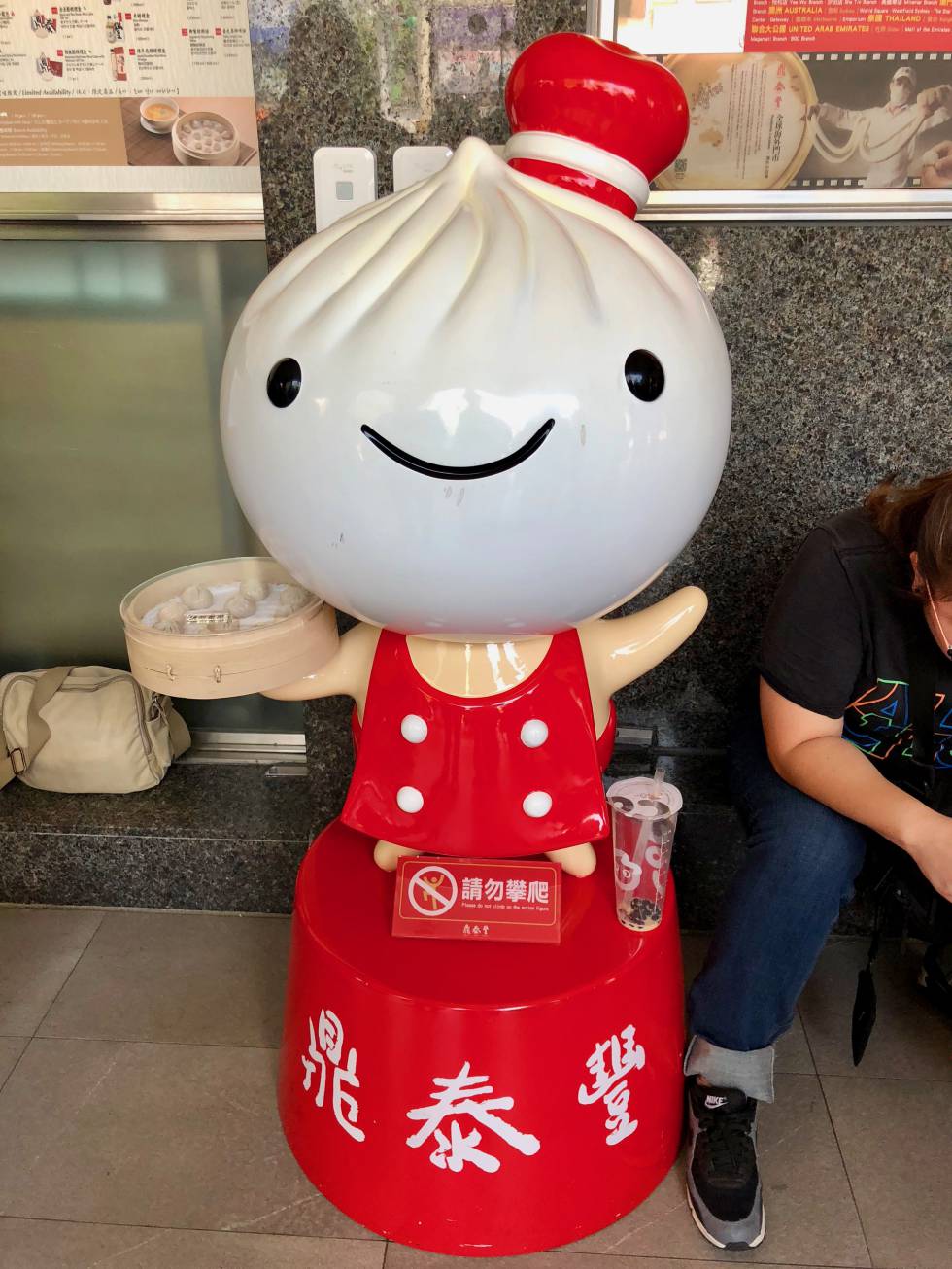 LA MASCOTA DE DIN TAI FUNG, SIEMPRE A LA PUERTA CAPEL