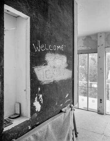 'Welcome (To The Teknival)' el 'graffiti' de los noventa que apareció cuando la casa fue ocupada ilegalmente.