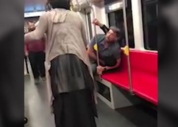 Dos hombres atacan a un joven en un tren por llevar la música sonando en un altavoz