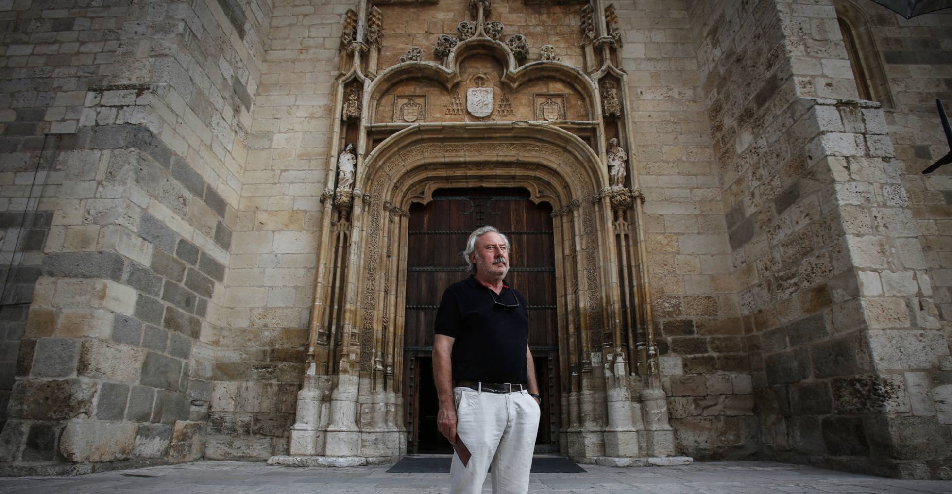 Julio Llamazares recorre la Catedral Magistral de Alcalá de Henares