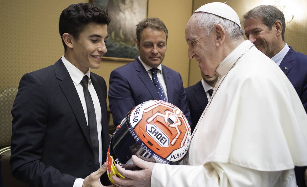 Marc Márquez, de visita en el Vaticano, regala uno de sus cascos al Papa Francisco.