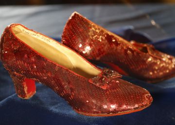 El FBI recupera los zapatos rojos de Judy Garland en ‘El mago de Oz’ robados hace 13 años