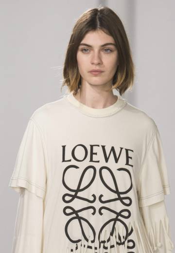 Una modelo vistiendo una prenda con el nuevo logo de Loewe durante el show primaveraverano 2018 en la semana de la moda en Paris (Francia).
