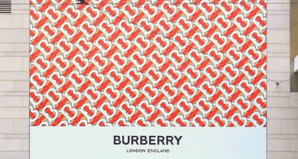 El nuevo logo de Burberry, en una tienda de Hong Kong.
