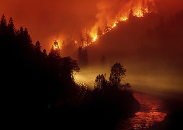 Incendio nocturno en California