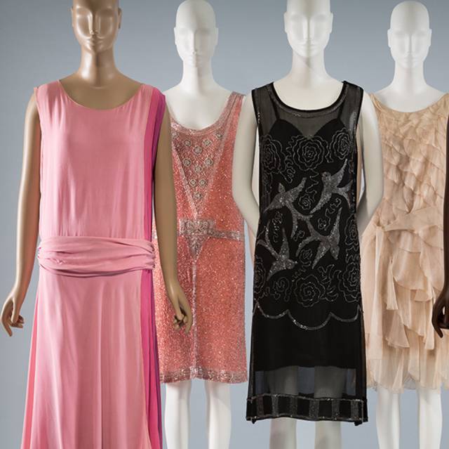 Un grupo de vestidos rosas en la exposición 'Pink: The History of a Punk, Pretty, Powerful Color'.