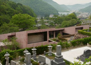 Arquitectura antisísmica para un cementerio: en Japón tenía que ser