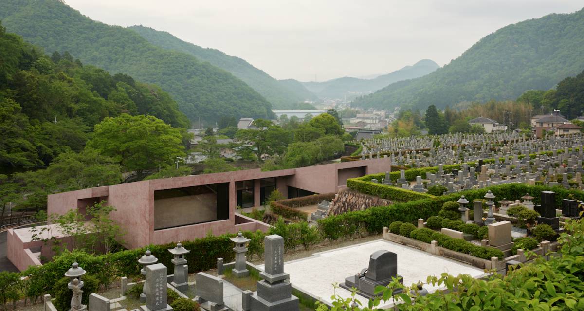 Arquitectura antisísmica para un cementerio: en Japón tenía que ser