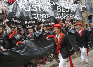 El desfile de la compañía mixta en el Alarde de Hondarribia, en imágenes