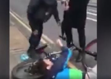 Un hombre golpea repetidamente a un ciclista para robarle la bicicleta en el centro de Mánchester