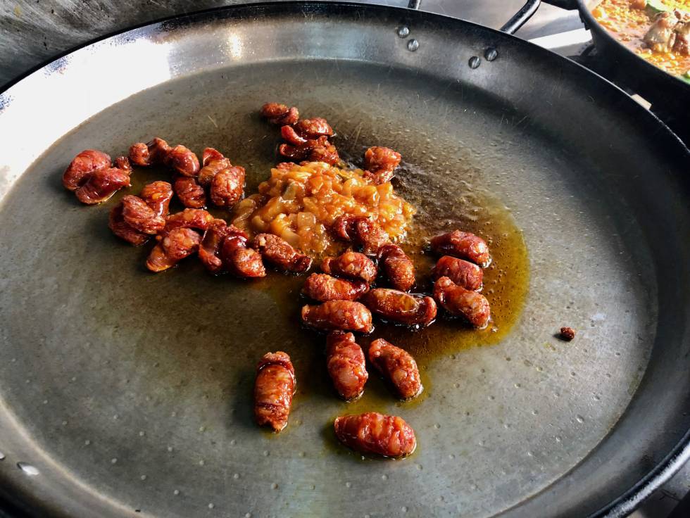 SOFRIENDO LA TXISTORRA PARA EL SPANISH PAELLA CAPEL
