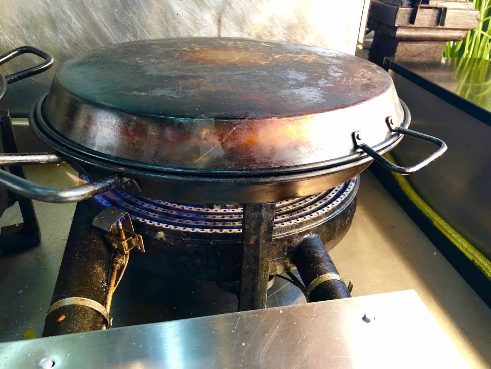 CASI AL FINAL SE SUPERPONE UNA PAELLA SOBRE OTRA PARA CONSEGUIR EL EFECTO HORNO CAPEL