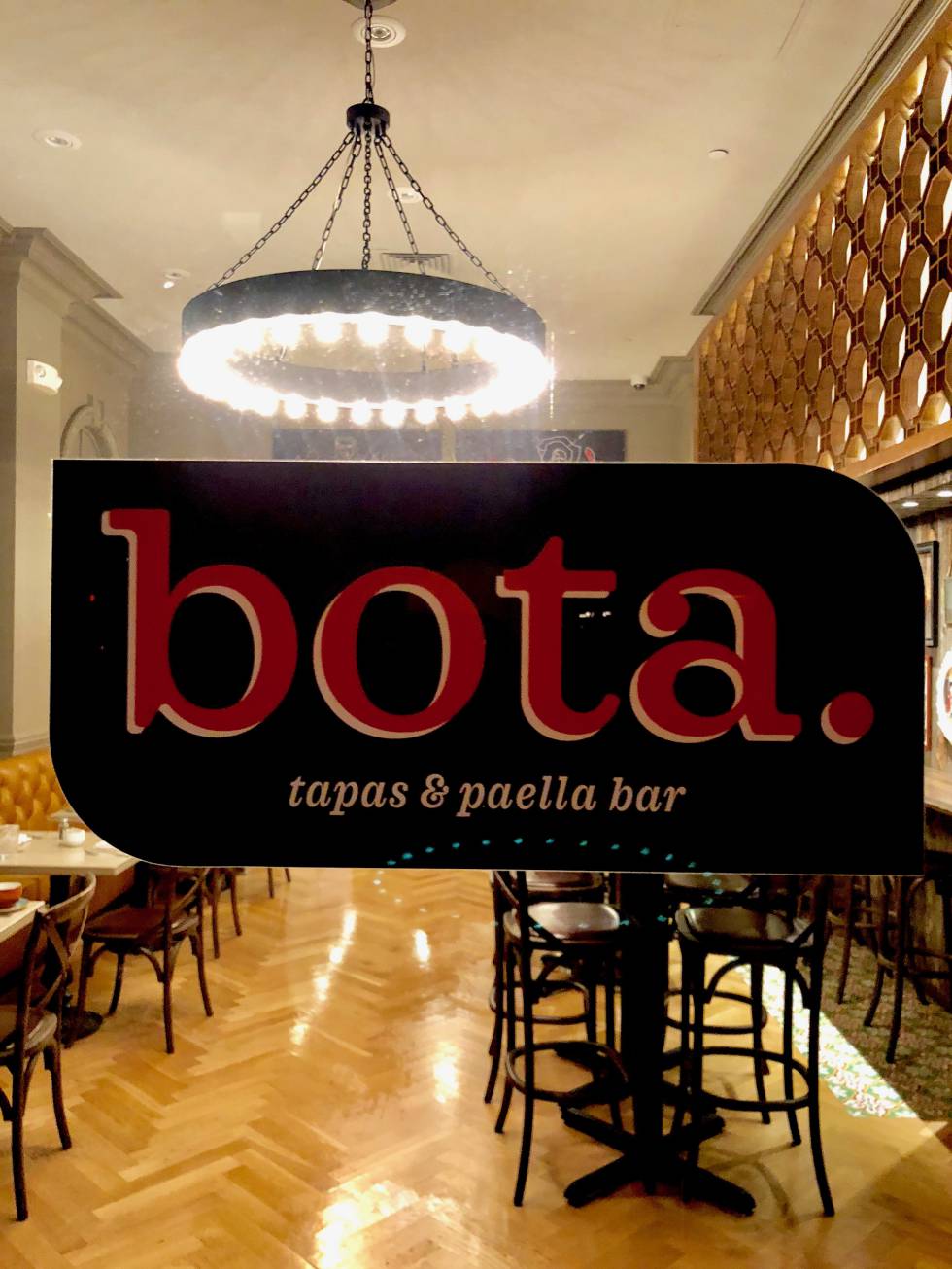 TAPAS & PAELLA BAR. FOTOGRAFÍA TOMADA EN UNA CALLE PRINCIPAL DE SAN FRANCISCO CAPEL