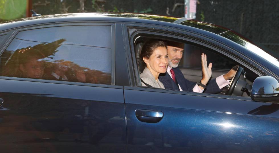 Los Reyes y sus hijas a la llegada al colegio Santa María de los Rosales, en Madrid.