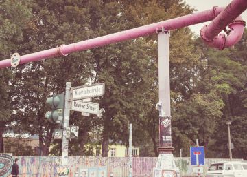El misterio de las tuberías rosas por la calles de Berlín