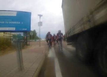 La Fiscalía investiga este adelantamiento de un camión a un grupo de ciclistas
