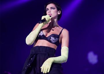 Expulsados de un concierto de Dua Lipa varios fans por mostrar banderas LGTBI