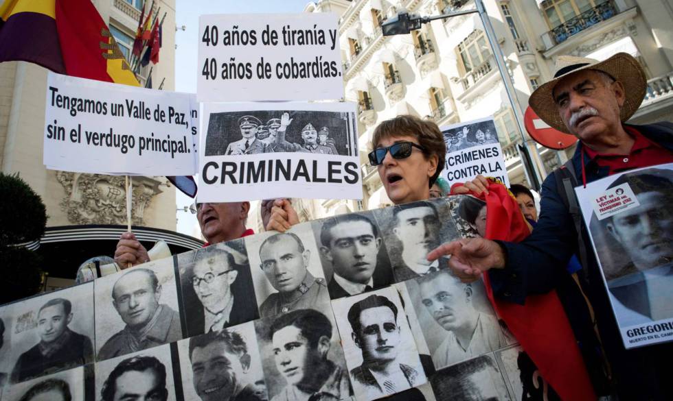 A demonstration outside Congress by members of historical memory groups.