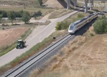 Un tractor adelanta al tren de alta velocidad a su paso por Teruel