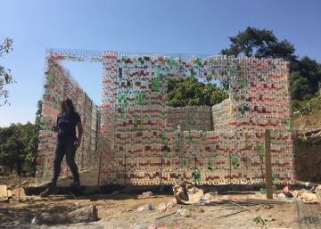 Casas de botellas de plástico para los damnificados por el sismo en México