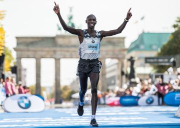 Eliud Kipchoge gana el maratón de Berlín con un nuevo récord mundial