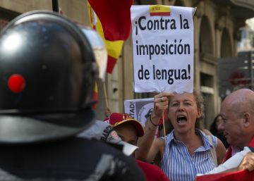 Tensión entre dos manifestaciones por el modelo lingüístico de la escuela catalana, en imágenes