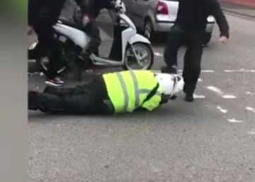Agressió en grup a un agent de trànsit a Birmingham