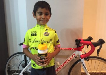 El niño que animaba a los ciclistas