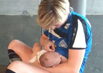 Maternidad y deporte: una jugadora de balonmano da el pecho a su bebé en el descanso de un partido