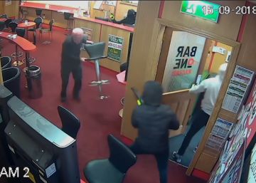 Un anciano planta cara a tres atracadores armados en un bar de Irlanda