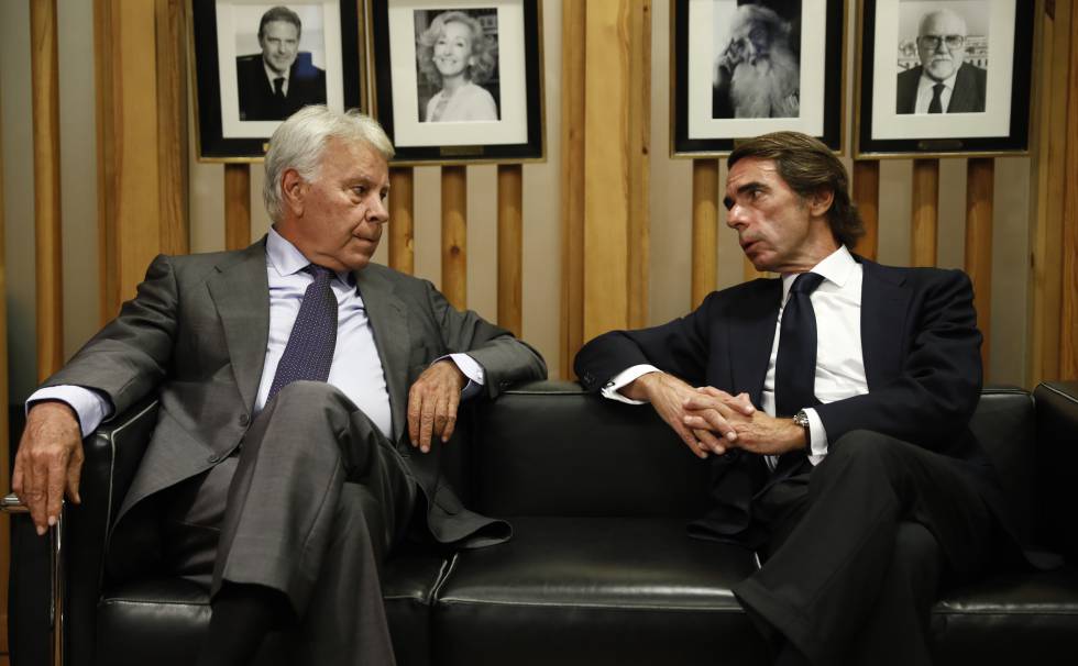 Felipe González (izquierda) y José María Aznar, antes del debate.