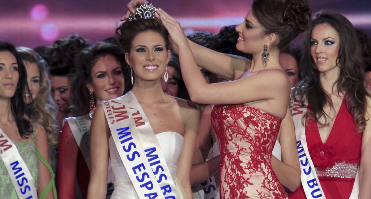 Andrea Huisgen junto a Miss España 2010 Paula Guillo, el certamen Miss España 2011, en Sevilla.