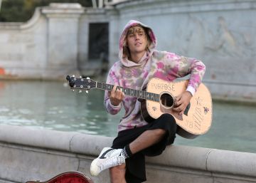 Justin Bieber sorprende a los londinenses tocando como un músico callejero