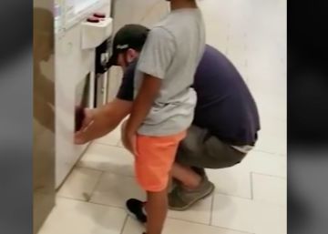 Um homem coloca uma garota dentro de uma máquina de jogos para roubar os prêmios