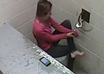 Una mujer de Wisconsin se libera de las esposas y escapa de la celda donde está arrestada