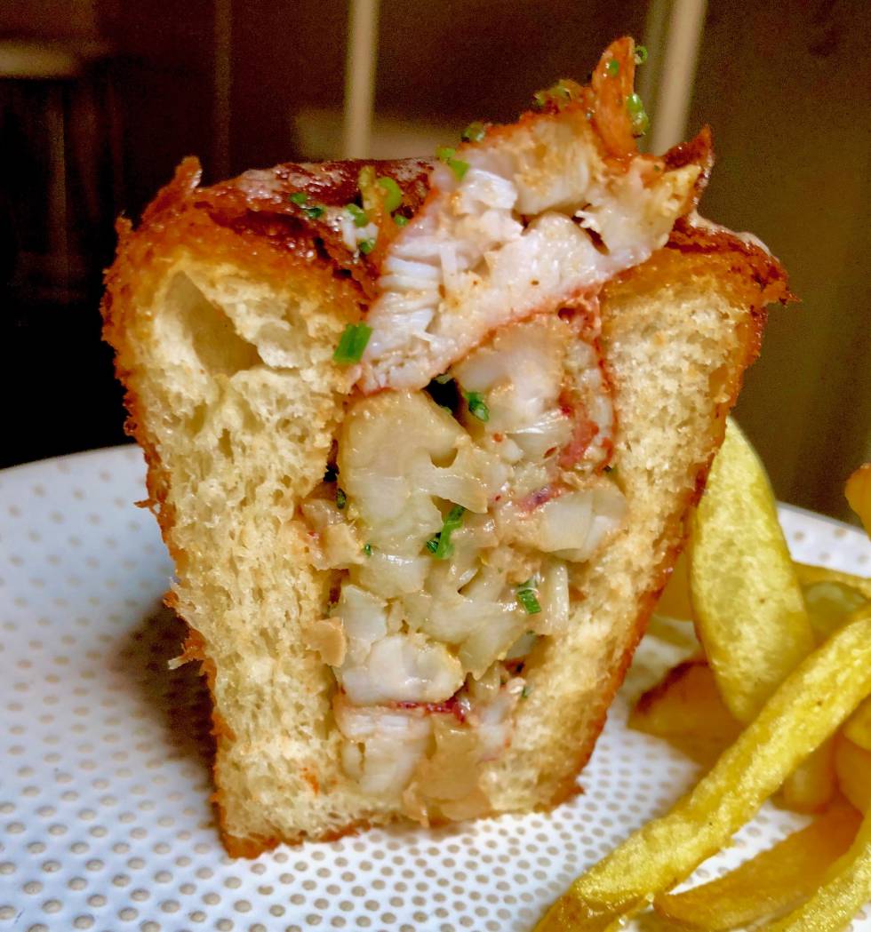 LOBSTER ROLL, PAN BRIOCHE RELLENO DE GRUESOS TROPEZONES DE BOGAVANTE CON MOSTAZA Y CEBOLLINO CAPEL