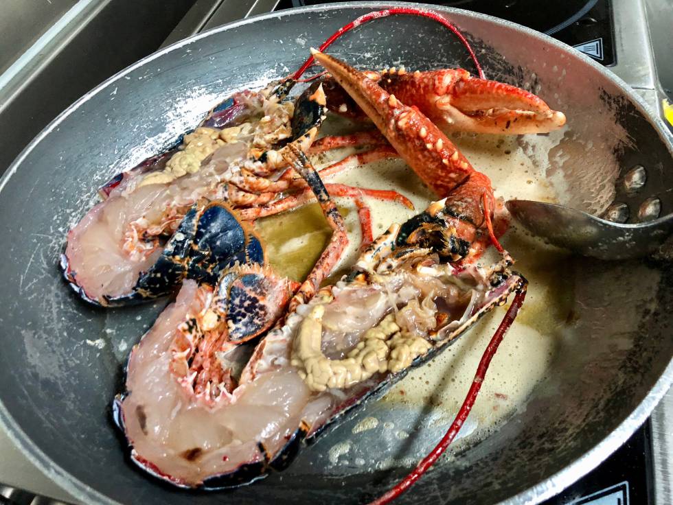 CONFITANDO UN BOGAVANTE CON MANTEQUILLA EN LA SARTÉN CAPEL