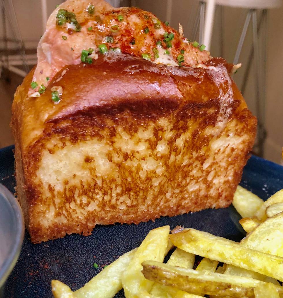 EL DELICIOSO LOBSTER ROLL, SANDWICH DE PAN BRIOCHE CON BOGAVANTE CAPEL