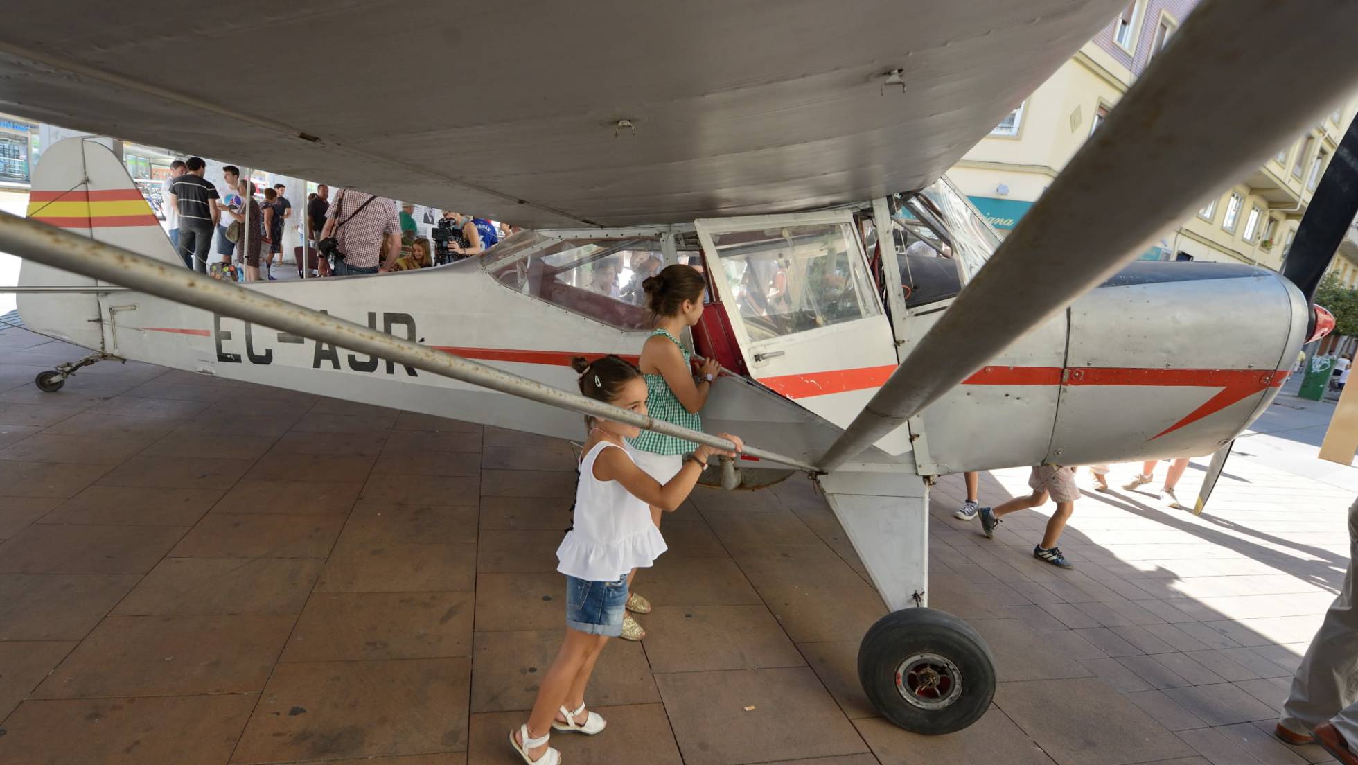 La avioneta histórica (1944) del Aeroclub de Vitoria se exhibe en en centro de la ciudad.