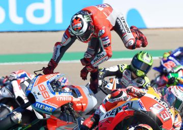 La caída de Jorge Lorenzo en Alcañíz, en imágenes