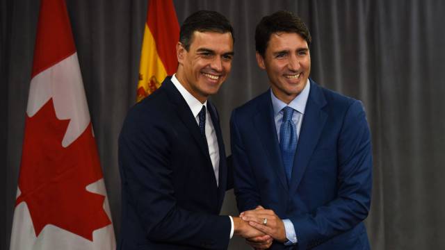 Sánchez estrecha la mano a Trudeau en Montreal.