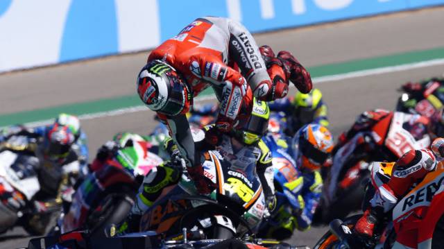 Jorge Lorenzo (en el centro) cae de su moto.
